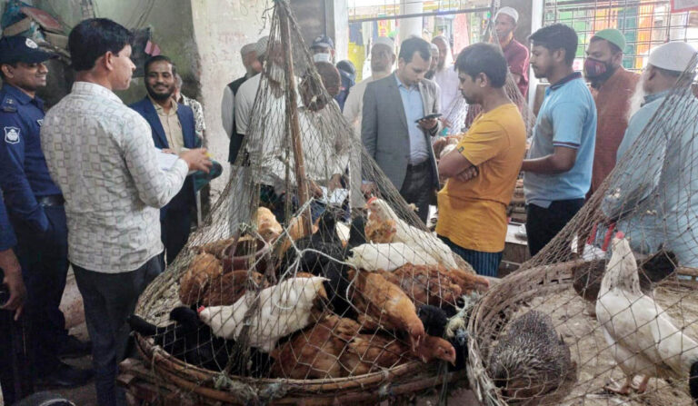 শেরপুরে বাজার মনিটরিংকালে ২ মুরগী বিক্রেতাকে ৪ হাজার টাকা জরিমানা