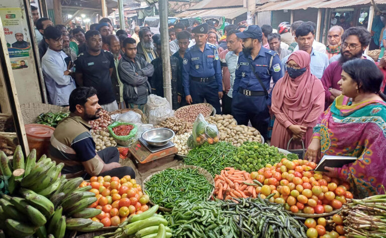 শেরপুরে বাজার মনিটরিং অভিযানে ৩ ব্যবসায়ীর ২৭ হাজার টাকা জরিমানা