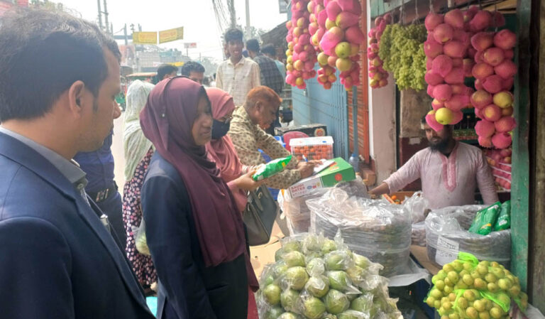 শেরপুরে বাজার মনিটরিং অভিযানে ২ ফল ব্যবসায়ীর ১০ হাজার টাকা জরিমানা