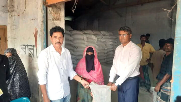 শেরপুরে পৌর এলাকায় ভিজিএফের চাল বিতরণ শুরু