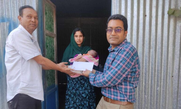 নকলায় নবজাতকের বাসায় শুভেচ্ছা বার্তা পৌঁছে দিলেন ইউএনও