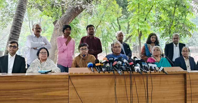 প্রধান উপদেষ্টার কাছে প্রতিবেদন জমা দিলো গণমাধ্যম সংস্কার কমিশন