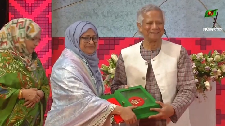 ৭ বিশিষ্টজনকে স্বাধীনতা পুরস্কার তুলে দিলেন প্রধান উপদেষ্টা