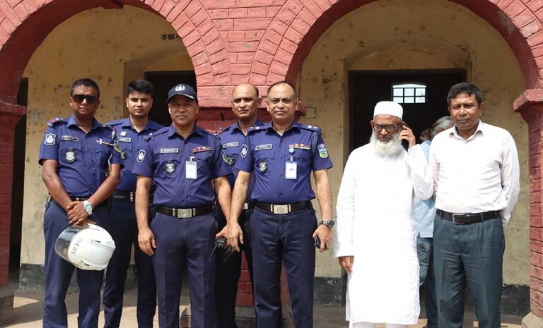 শেরপুরে এসএসসি ও সমমানের পরীক্ষা কেন্দ্র পরিদর্শন করলেন পুলিশ সুপার