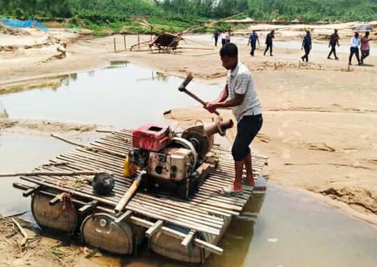 ঝিনাইগাতীর তাওয়াকুচা বালুমহালে অভিযানে ৬০টি মাচা ও ৫টি ড্রেজার ধ্বংস