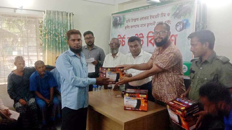 ঝিনাইগাতীতে বন্যহাতি তাড়াতে জ্বালানী তেল ও টর্চ লাইট বিতরণ