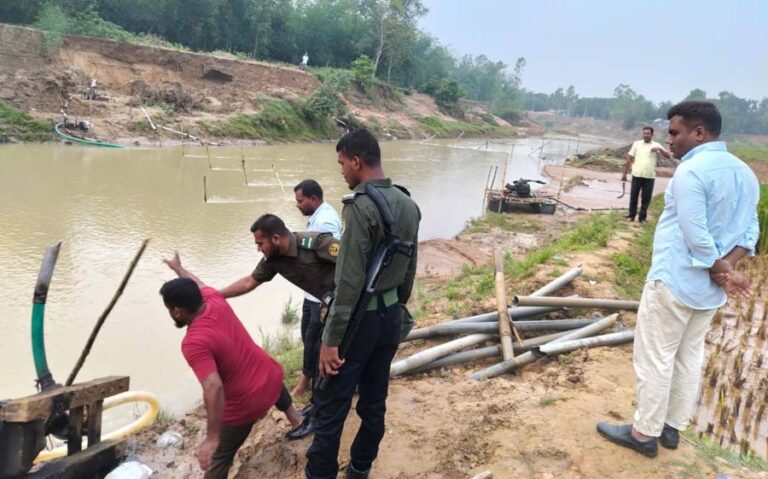 ঝিনাইগাতীতে অবৈধভাবে বালু উত্তোলন বন্ধে অভিযান, ৯ ড্রেজার ও ৩টি মাচা ধ্বংস