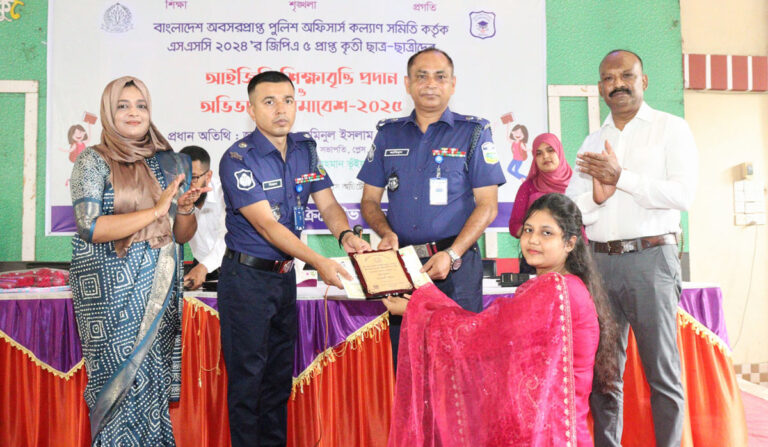 শেরপুরে পুলিশ লাইন্স একাডেমির শিক্ষার্থীদের আইজিপি শিক্ষাবৃত্তি প্রদান-অভিভাবক সমাবেশ