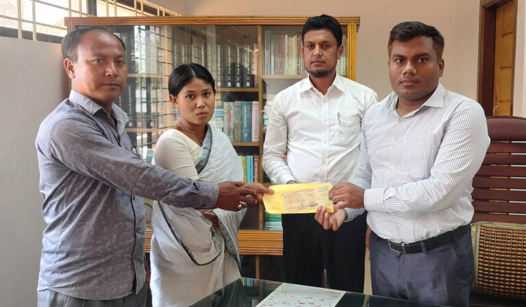 ঝিনাইগাতীতে কূপে শ্বাসরুদ্ধ হয়ে নিহত ২ পরিবারকে উপজেলা প্রশাসনের সহায়তা