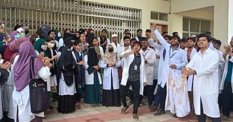 সুনামগঞ্জ মেডিকেলের অ্যাকাডেমিক ও প্রশাসনিক কার্যক্রম শাটডাউন ঘোষণা শিক্ষার্থীরা