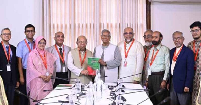 প্রধান উপদেষ্টার কাছে প্রতিবেদন জমা দিল স্বাস্থ্য সংস্কার কমিশন