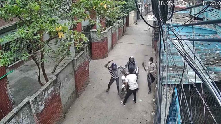 মগবাজারে দিনে-দুপুরে যুবককে কুপিয়ে ব্যাগ ছিনতাই, ভিডিও ভাইরাল