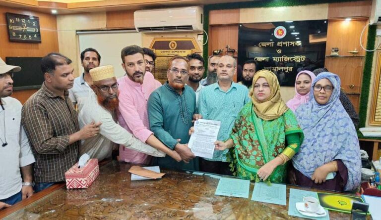 নকল নবীশদের চাকুরি রাজস্বখাতে অন্তর্ভুক্তির দাবিতে জামালপুরে স্মারকলিপি প্রদান