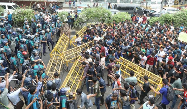 জবি শিক্ষার্থীদের ওপর পুলিশের লাঠিচার্জ-টিয়ারশেল, আহত অর্ধশত