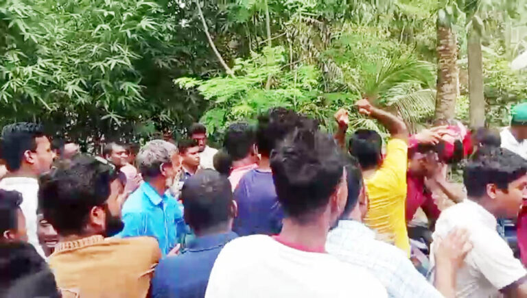 নালিতাবাড়ীতে বন উপদেষ্টার গাড়ি আটকে বিক্ষোভ, সাংবাদিকদের উপর হামলা, আহত ৬