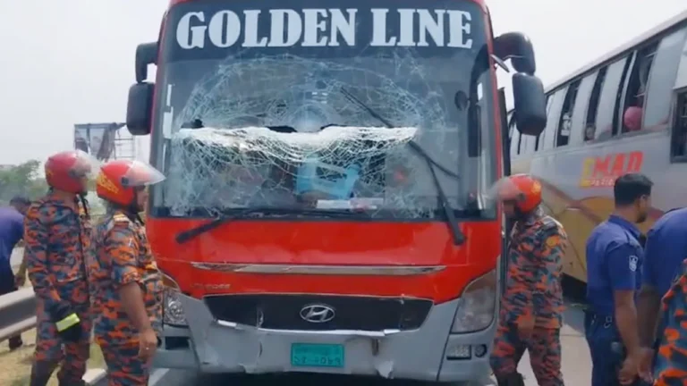 ঢাকা-মাওয়া এক্সপ্রেসওয়েতে অ্যাম্বুলেন্সে বাসের ধাক্কা, নিহত ৫