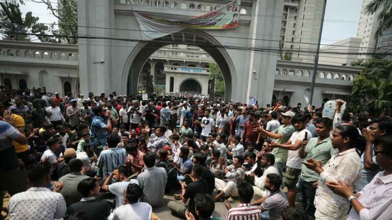 মেয়র হিসেবে ইশরাকের শপথ দাবি, নগর ভবনে বিক্ষোভ