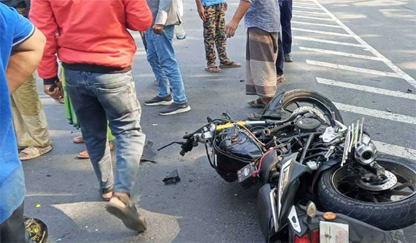 বাসচাপায় এসএসসি পরীক্ষার্থীসহ একই পরিবারের ৩ জন নিহত