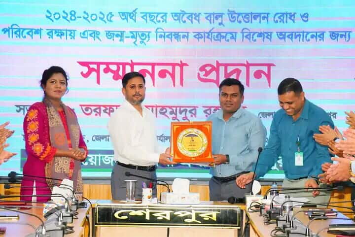 শেরপুরে শ্রেষ্ঠ সম্মাননা পেলেন ইউএনও আশরাফুল আলম রাসেল