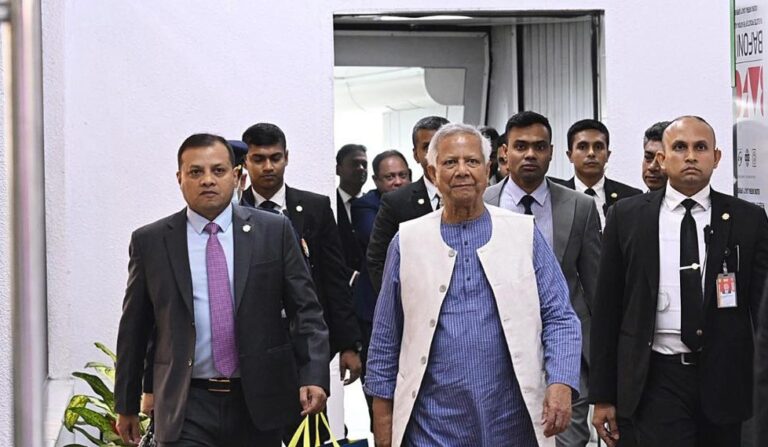 লন্ডন সফর শেষে দেশে ফিরলেন প্রধান উপদেষ্টা