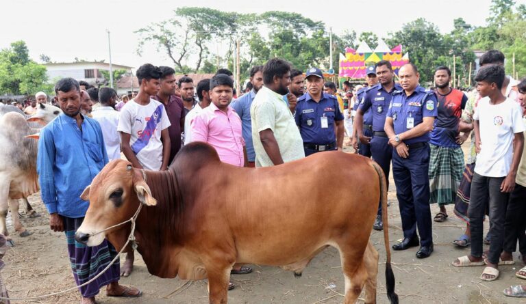 শেরপুরে কোরবানীর পশুর হাট পরিদর্শন করলেন পুলিশ সুপার