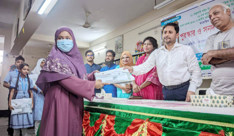 শেরপুর সরকারি গণগ্রন্থাগারে বিভিন্ন প্রতিযোগিতায় বিজয়ীদের মাঝে সনদ-পুরস্কার বিতরণ