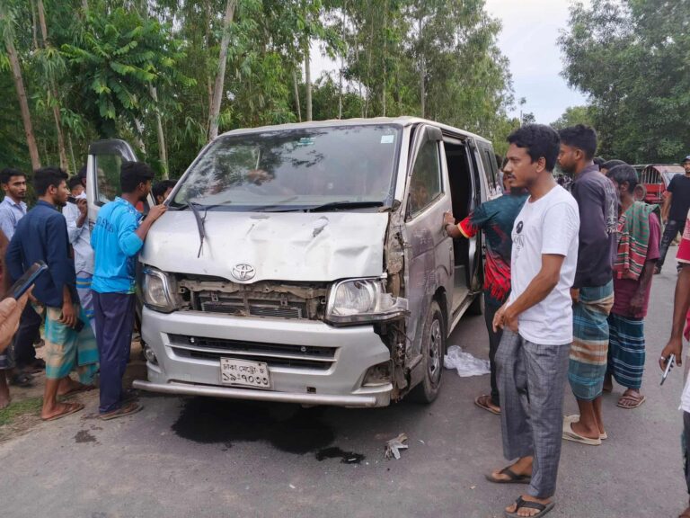 ঝিনাইগাতীতে বরযাত্রীবাহী মাইক্রোবাসচাপায় প্রাণ গেল দুই ছাত্রের