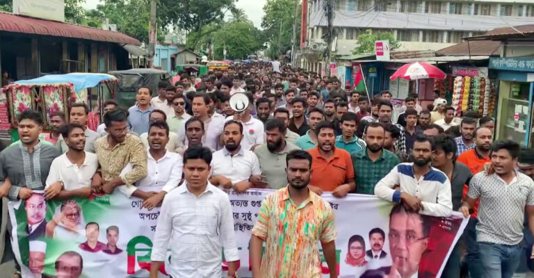 মব সন্ত্রাস ও আইন-শৃঙ্খলা পরিস্থিতি অবনতির প্রতিবাদে শেরপুরে ছাত্রদলের বিক্ষোভ মিছিল