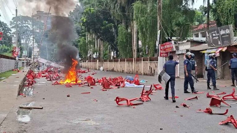 রণক্ষেত্র গোপালগঞ্জ, আটকা পড়েছেন এনসিপি নেতারা