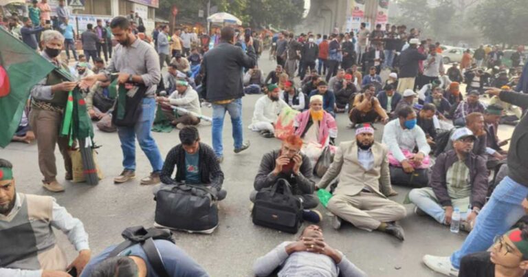 কাকরাইল থেকে শহীদ মিনারে চাকরিচ্যুত বিডিআর সদস্যরা