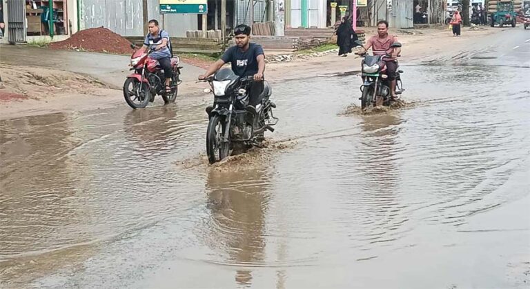 সামান্য বৃষ্টিতেই হাঁটু পানি, দুর্ভোগে ঝিনাইগাতীর পথচারীরা