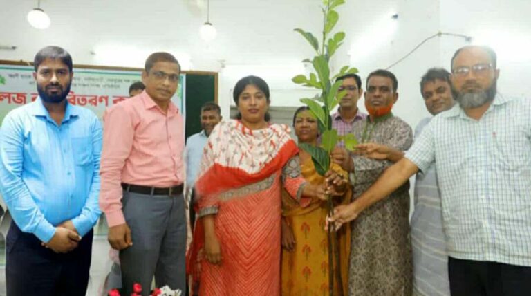 নালিতাবাড়ীতে অগ্রণী ব্যাংকের উদ্যোগে দেড় শতাধিক বিদ্যালয়ে গাছের চারা বিতরণ