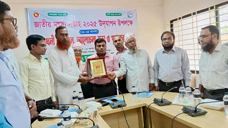 ঝিনাইগাতীতে সফল ৩ মৎস্য খামারীকে সম্মাননা প্রদান