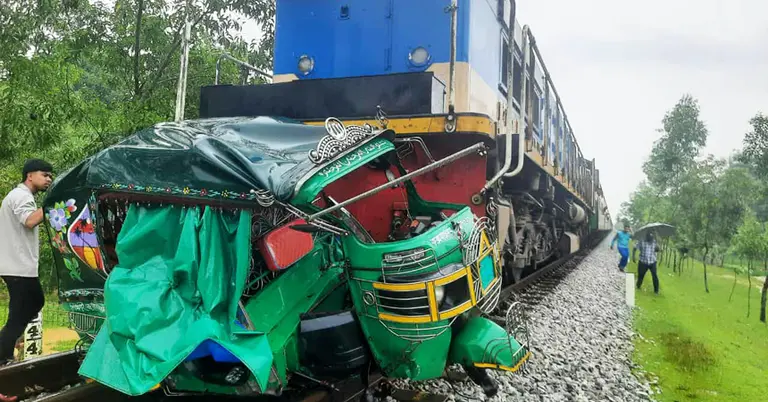 কক্সবাজারের রামুতে রেললাইনে ট্রেনের ধাক্কায় সিএনজির চার যাত্রী নিহত