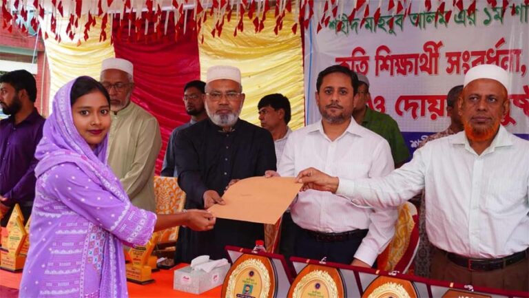 শহীদ মাহবুবের প্রথম মৃত্যু বার্ষিকী উপলক্ষে কৃতি শিক্ষার্থী সংবর্ধনা ও গুণীজন সম্মাননা