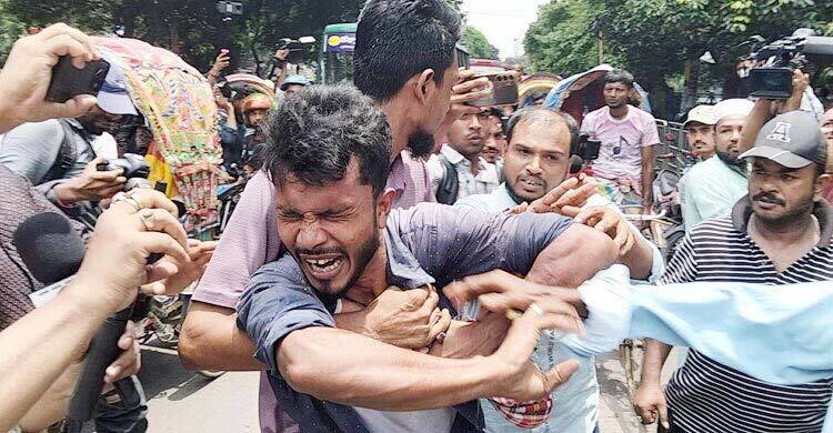 ৩২ নম্বরে গিয়ে পিটুনির শিকার সেই রিকশাচালকের জামিন