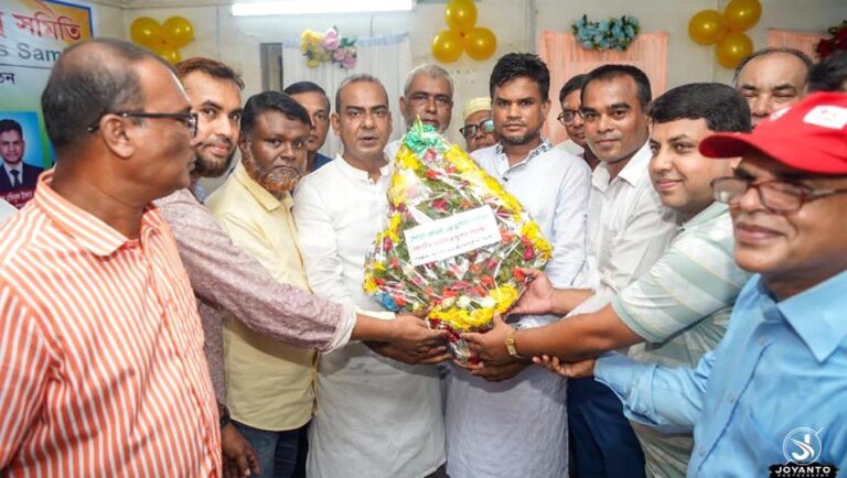 শেরপুরে কেমিস্টস এন্ড ড্রাগিস্টস সমিতির নতুন কমিটিকে ফুলেল শুভেচ্ছা