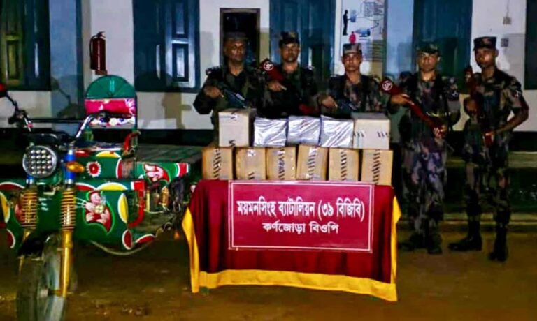 শ্রীবরদীতে বিজিবির অভিযানে রাবার বাগান থেকে অটোভ্যানে ৫৪ হাজার ভারতীয় জিলেট ব্লেড জব্দ