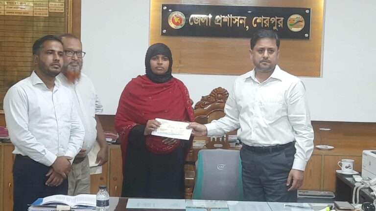 শেরপুরে সড়ক দুর্ঘটনায় নিহত পরিবারের মাঝে বিআরটিএ’র চেক বিতরণ