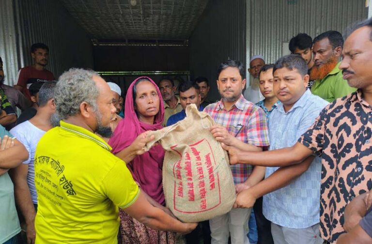 ঝিনাইগাতী ও নালিতাবাড়ীতে পাহাড়ি ঢলে ক্ষতিগ্রস্তদের মাঝে জেলা প্রশাসনের ত্রাণ বিতরণ