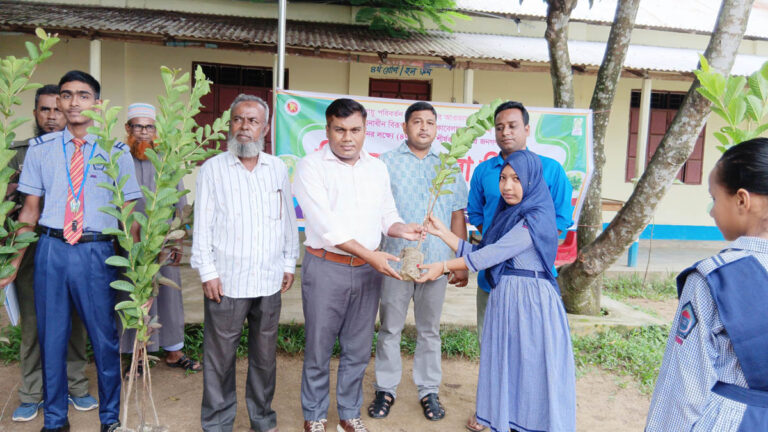 ঝিনাইগাতীতে বনবিভাগের উদ্যোগে শিক্ষার্থীদের মাঝে গাছের চারা বিতরণ