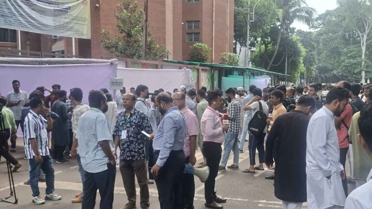 উৎসবমুখর পরিবেশে ডাকসুতে ভোটগ্রহণ শুরু