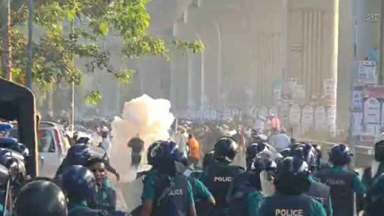 ব্যারিকেড ভাঙার চেষ্টা শিক্ষকদের, জলকামান-সাউন্ড গ্রেনেড নিক্ষেপ