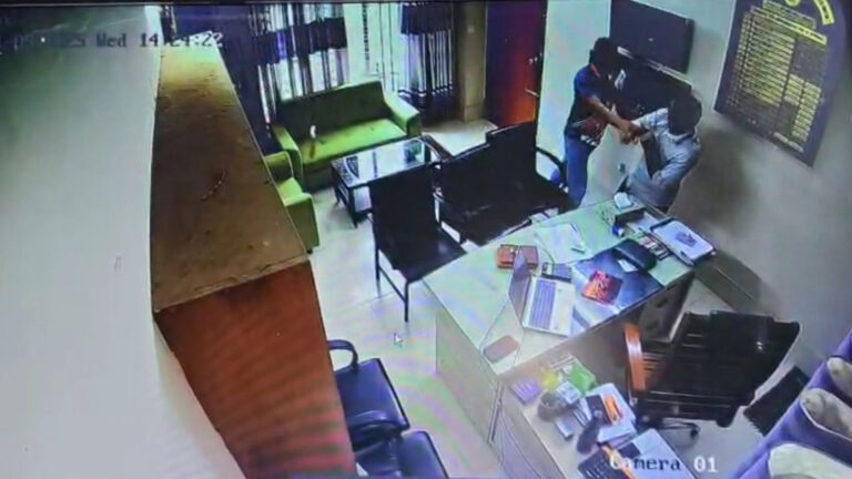 নকলায় কৃষি কর্মকর্তাকে পেটালেন ২ ছাত্রদল নেতা