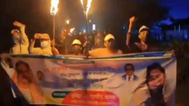 কুমিল্লায় ছাত্রলীগের মশাল মিছিল