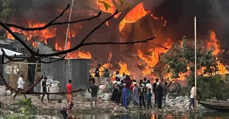 কড়াইল বস্তিতে ভয়াবহ আগুন, নিয়ন্ত্রণে কাজ করছে ফায়ার সার্ভিসের ১৬ ইউনিট