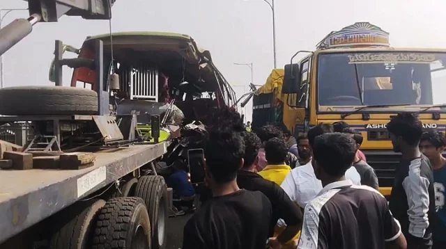 ঢাকা-ভাঙ্গা এক্সপ্রেসওয়েতে বাস-ট্রাক সংঘর্ষে নিহত ৩