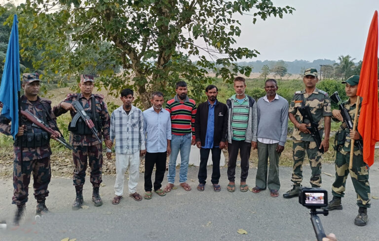 শেরপুরের নাকুগাঁও সীমান্ত দিয়ে ১৩ মাস পর দেশে ফিরলেন কুড়িগ্রামের ৬ মৎস্যজীবী