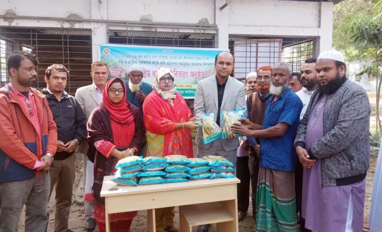 শেরপুরে প্রান্তিক কৃষকদের মাঝে বিনামূল্যে উফশী ও হাইব্রীড বীজ ধান-সার বিতরণ